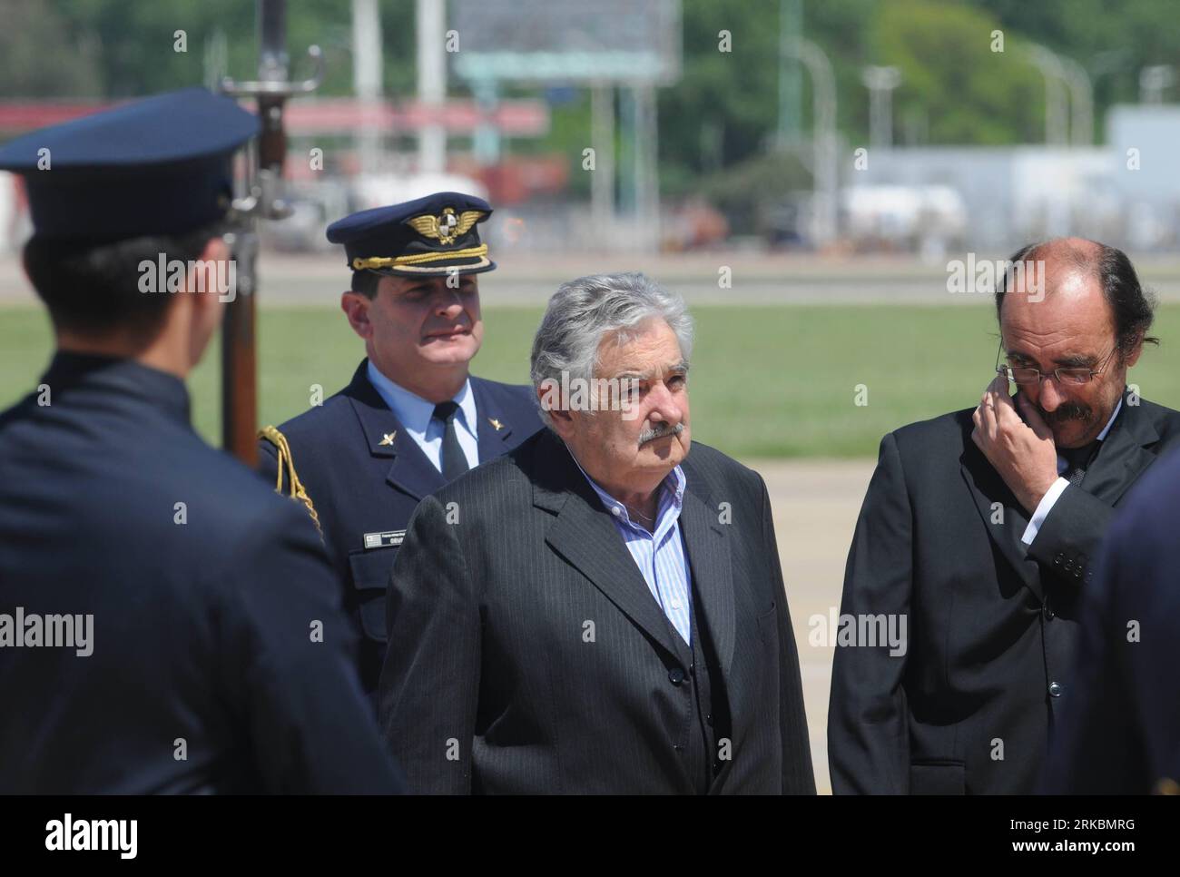 Bildnummer: 54578672 Datum: 28.10.2010 Copyright: Imago/Xinhua BUENOS AIRES, 28 de octubre de 2010 (Xinhua) -- El presidente de Uruguay, José Mujica (2º D), llega para asistir al funeral del ex presidente de Argentina Néstor Kirchner, en Buenos Aires, Argentina, 28 de octubre de 2010. El ex presidente argentino Néstor Kirchner (2003-2007), esposo de la actual presidenta argentina Cristina Fernández de Kirchner, murió el miércoles de un ataque al corazón. (Xinhua) (zw) ARGENTINA-BUENOS AIRES-KIRCHNER-DEATH PUBLICATIONxNOTxINxCHN Politik People Trauer Tod Trauerfeier Gedenken Abschied kbdig xub 2010 quer premiumd Bildn Foto de stock