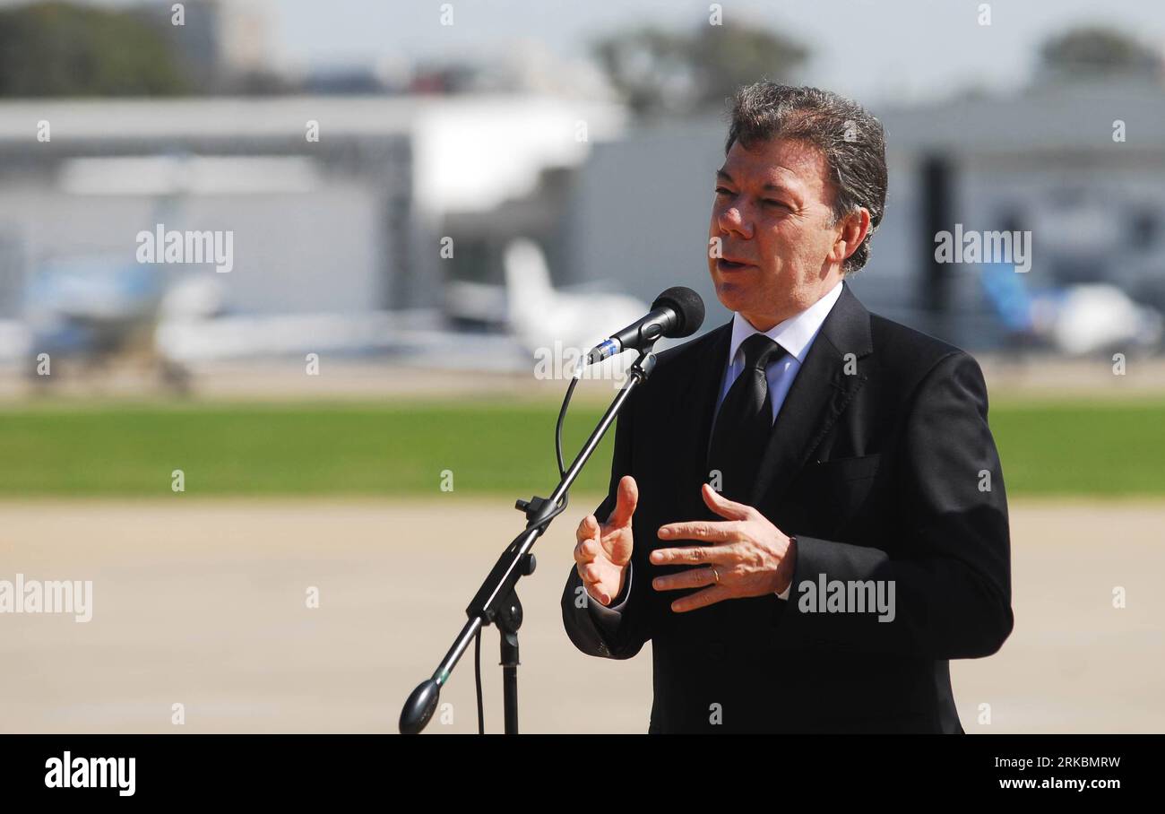 Bildnummer: 54578673 Datum: 28.10.2010 Copyright: Imago/XINHUA BUENOS AIRES, 28 de octubre de 2010 (Xinhua) -- El presidente de Colombia Juan Manuel Santos da un discurso después de su llegada para asistir al funeral del ex presidente de Argentina Néstor Kirchner, en Buenos Aires, Argentina, 28 de octubre de 2010. El ex presidente argentino Néstor Kirchner (2003-2007), esposo de la actual presidenta argentina Cristina Fernández de Kirchner, murió el miércoles de un ataque al corazón. (Xinhua/Luciano Thieberger) (zw) ARGENTINA-BUENOS AIRES-KIRCHNER-DEATH PUBLICATIONxNOTxINxCHN Politik People Trauer Tod Trauerfeier Gedenken Ab Foto de stock