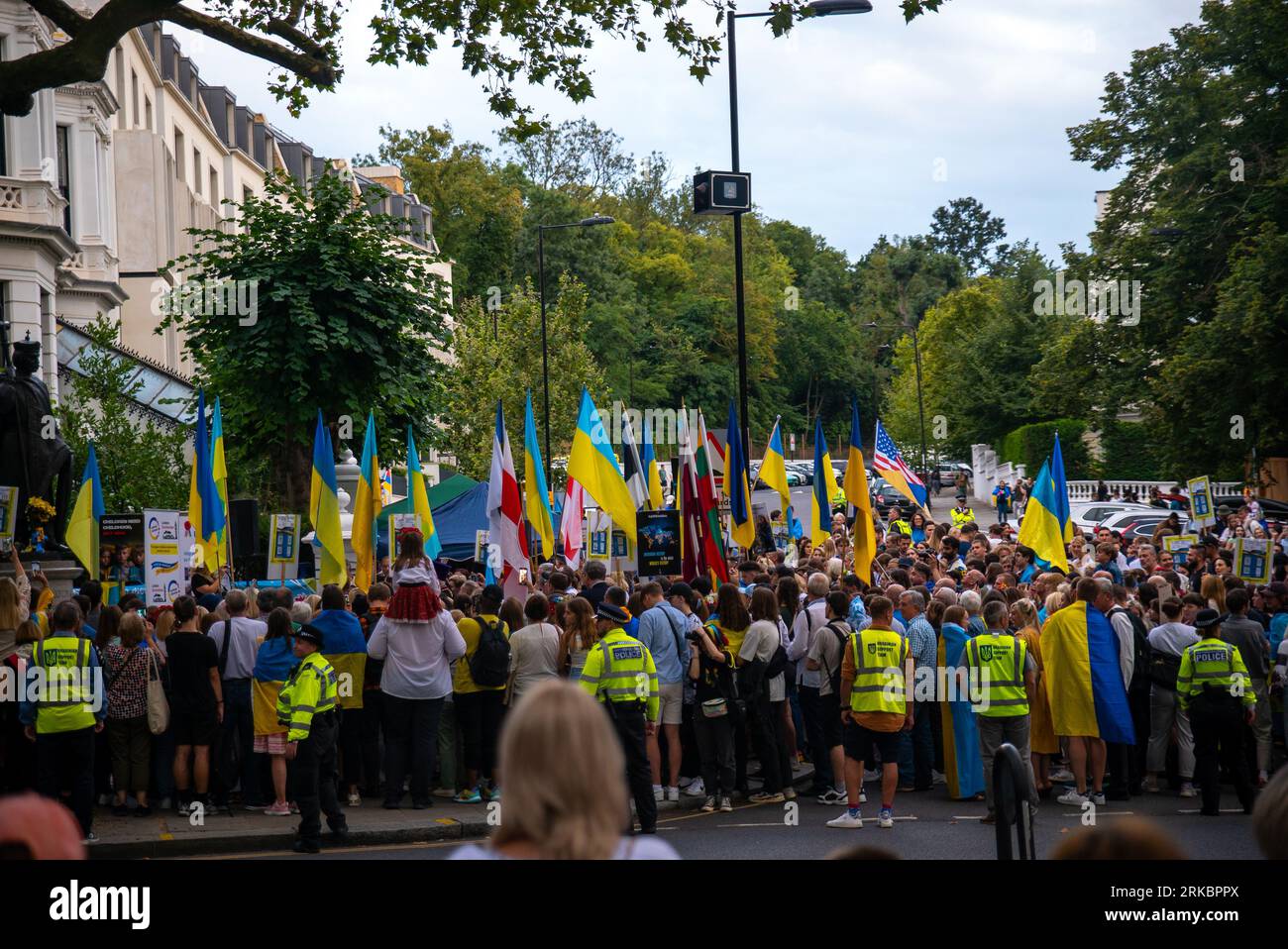 Londres, Reino Unido - 24 de agosto 2023: Los ucranianos se reúnen frente a la embajada de Ucrania durante un evento en el día de su independencia. Foto de stock