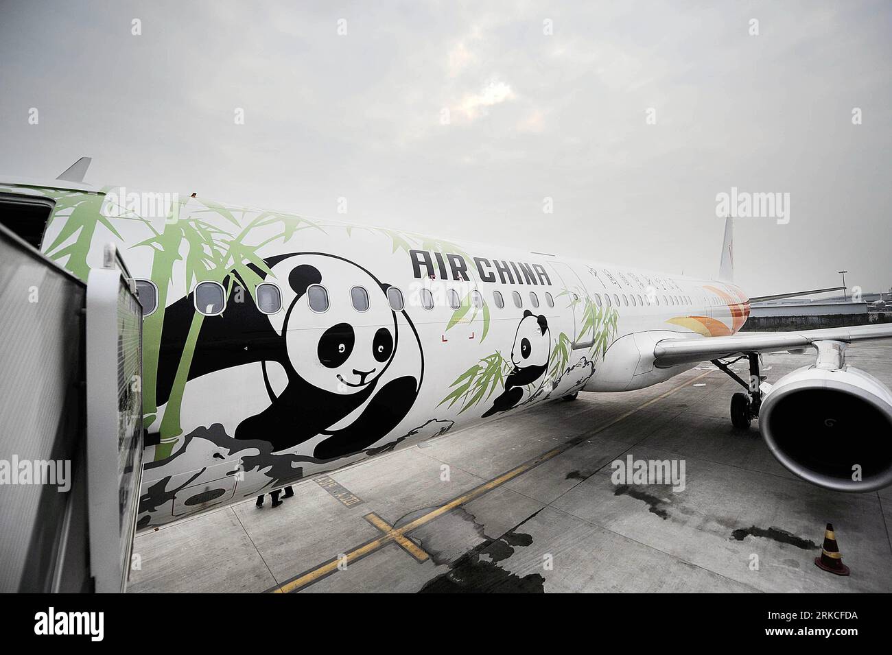 Bildnummer: 54759537 Datum: 18.12.2010 Copyright: Imago/Xinhua (101218) -- CHENGDU, 18 de diciembre de 2010 (Xinhua) -- Un avión con pinturas de pandas se prepara para transferir pandas gigantes Kai Kai y Xin Xin en el aeropuerto de Chengdu, provincia de Sichuan, suroeste de China, 18 de diciembre de 2010. La pareja de pandas Kai Kai y Xin Xin, regalada a Macao por el gobierno central de China, partió de Chengdu para Macao el sábado. (Xinhua/Li Qiaoqiao) (wxy) CHINA-CHENGDU-MACAO-PANDA PAIR (CN) PUBLICATIONxNOTxINxCHN Perfil de seguridad Panda Transporte de tiertransporte de tierTransporte de tiertransporte de tiertransporte de tiertransporte de tiertransporte de tiertransporte de la rueda xmk 2010 quer O0 Número de archivo 54759537 Foto de stock