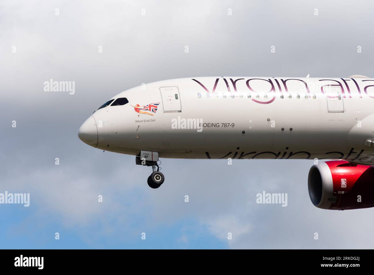 Virgin Atlantic Boeing 787-9 Dreamliner jet avión en la final para aterrizar en el aeropuerto de Londres Heathrow, Reino Unido. Llamada West End Girl. Scarlet lady nose art Foto de stock