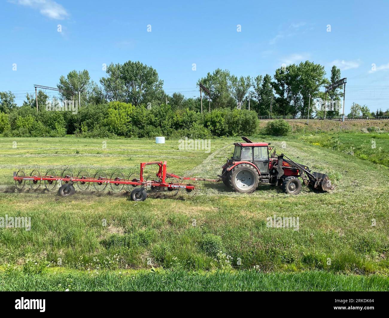 Tractor De Granja Y Doble Rastrillo Rotativo Que Trabaja En Campo Imagen  editorial - Imagen de agosto, azul: 275719445