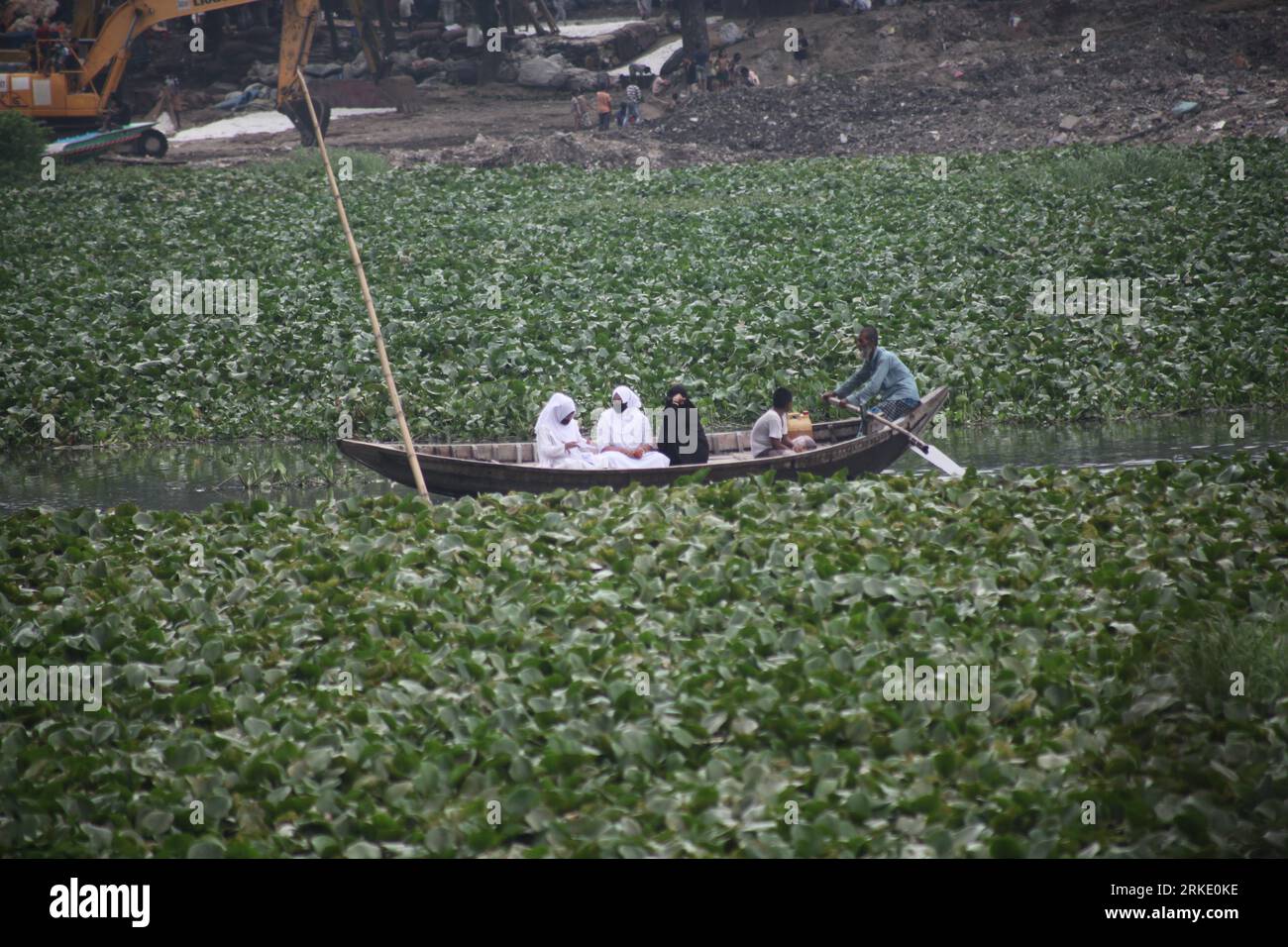 Dhaka Bangladesh Agosto 24,2023.Debido al jacinto de agua en el río Buriganga, la navegación está siendo interrumpida. Conductores de barcos y pasajeros que tienen trubl Foto de stock