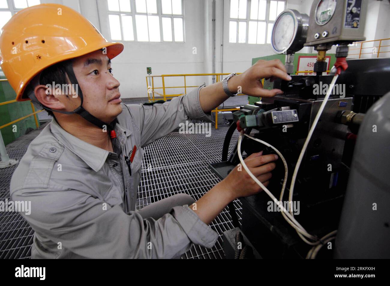 Número de archivo: 55470632 Fecha: 16.06.2011 Copyright: Imago/XINHUA (110617) -- LINGWU, June 17, 2011 (XINHUA) -- un técnico opera una bomba de agua en el taller de reciclaje de agua de una planta de metanol de Shenhua Ningxia Coal Industry Group, una subsidiaria de los mayores productores de carbón de China Shenhua Energy en Lingwu, región autónoma de Ningxia Hui, al noreste de China, el 16 de junio de 2011. Con el fin de alimentar el desarrollo industrial, Ningxia introdujo un sistema de comercio de agua en 2003, a través del cual las cotizaciones del agua para fines agrícolas se pueden vender a empresas industriales a cambio de la inversión en la RE Foto de stock