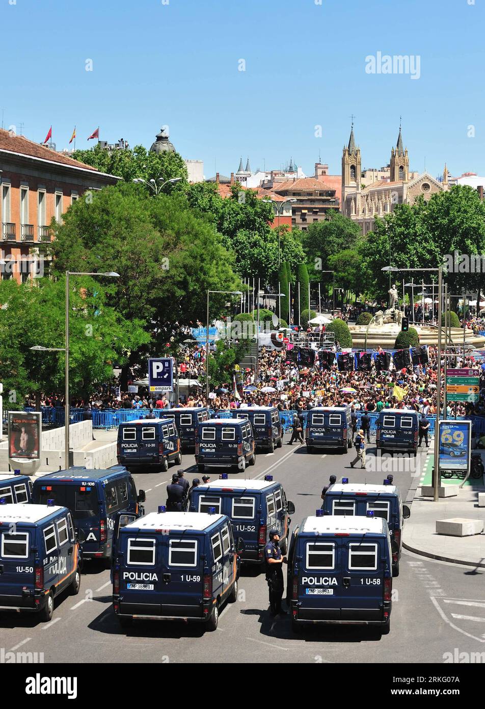 Bildnummer: 55507281 Datum: 19.06.2011 Copyright: Imago/Xinhua (110619) -- MADRID, 19 de junio de 2011 (Xinhua) -- Los manifestantes se enfrentan a policías durante una protesta masiva en Madrid, capital de España, el 19 de junio de 2011. Miles de personas se reunieron aquí el domingo para mostrar su enojo por el alto desempleo y el manejo del gobierno de las crisis económicas. (Xinhua/Chen Haitong) (wjd) ESPAÑA-MADRID-ECONOMÍA-PROTESTA PUBLICATIONxNOTxINxCHN Politik Proteste Demo Spanien xkg 2011 hoch O0 Totale Polizei Fahrzeug Polizeiauto O0 indignados, die Empörten, 15 M Bildnummer 55507281 Date 19 06 2011 COP Foto de stock