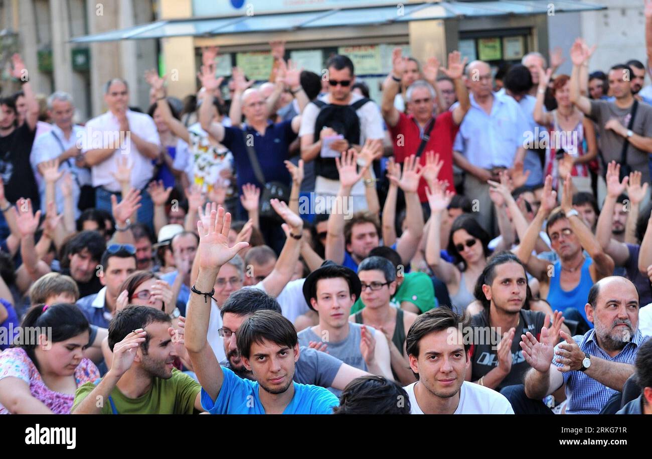 Bildnummer: 55557795 Datum: 29.06.2011 Copyright: Imago/Xinhua (110630) -- MADRID, 30 de junio de 2011 (Xinhua) -- Los manifestantes levantan la mano mientras participan en el debate sobre el Estado de la Nación en la Plaza Puerta del Sol de Madrid el 29 de junio de 2011. Celebrar una asamblea paralela al debate sobre el Estado de la Nación que se está celebrando en el Parlamento español, debatiendo temas relacionados con la economía, la política y la democracia. (Xinhua/Chen Haitong) ESPAÑA-MADRID-ASAMBLEA-DEBATE PUBLICATIONxNOTxINxCHN Politik xtm 2011 quer O0 Gesellschaft, Protesta, Demo, O0 indignados, die Empörten, 15m, 15 M Número de archivo 55557795 Fecha 29 Foto de stock