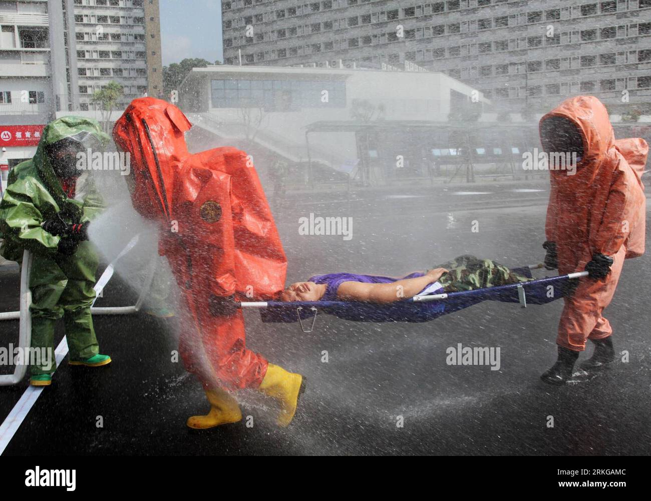 Bildnummer: 55572075 Datum: 05.07.2011 Copyright: Imago/XINHUA (110705) -- SHENZHEN, 5 de julio de 2011 (Xinhua) -- Los bomberos empujan a una persona herida en una camilla para recibir tratamiento durante un simulacro antiterrorista en Shenzhen, provincia de Guangdong, al sur de China, el 5 de julio de 2011. La autoridad de lucha contra incendios de Shenzhen realizó un simulacro antiterrorista en la aldea de atletas de la 2011 Universiade en Shenzhen el martes para probar la preparación de las fuerzas de respuesta rápida de la ciudad en caso de emergencia durante el evento deportivo de 12 días que está programado para el 12 de agosto de 2011. (Xinhua/Lu Yong) (ljh) CHINA-GUANGDONG-SHENZHEN-UNIVERSIA Foto de stock