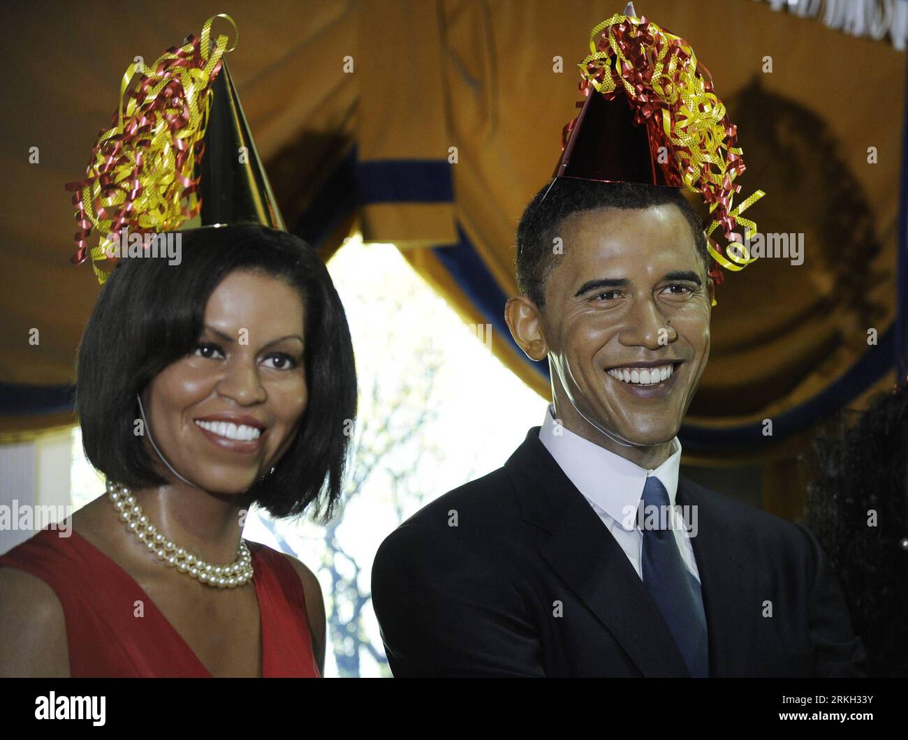 Número de archivo: 55679229 Fecha: 04.08.2011 Copyright: Imago/Xinhua (110804) -- WASHINGTON D.C., 4 de agosto de 2011 (Xinhua) -- figuras de cera del presidente estadounidense Barack Obama y la primera dama Michelle Obama se visten con sombreros de fiesta durante un evento para celebrar el 50º cumpleaños del Preidente Obama, dentro de la réplica de la Oficina Oval en Madame Tussauds, en Washington D.C., capital de los Estados Unidos, el 4 de agosto de 2011. EE.UU.-WASHINGTON-OBAMA S CUMPLEAÑOS PUBLICATIONxNOTxINxCHN Gente Politik Geburtstag 50 Feier kurios Komik x0x xst premiumd 2011 quer Highlight Bildnummer 55679229 Fecha 04 08 2011 Derechos de Autor Imago XINHUA Foto de stock