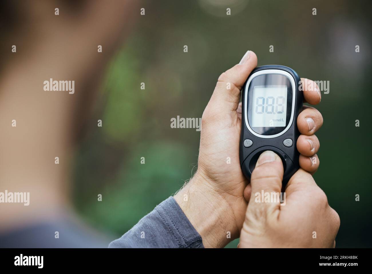 Primer plano de las manos de una mujer que usa un medidor de glucosa para  medir el azúcar en la sangre el probador de diabetes