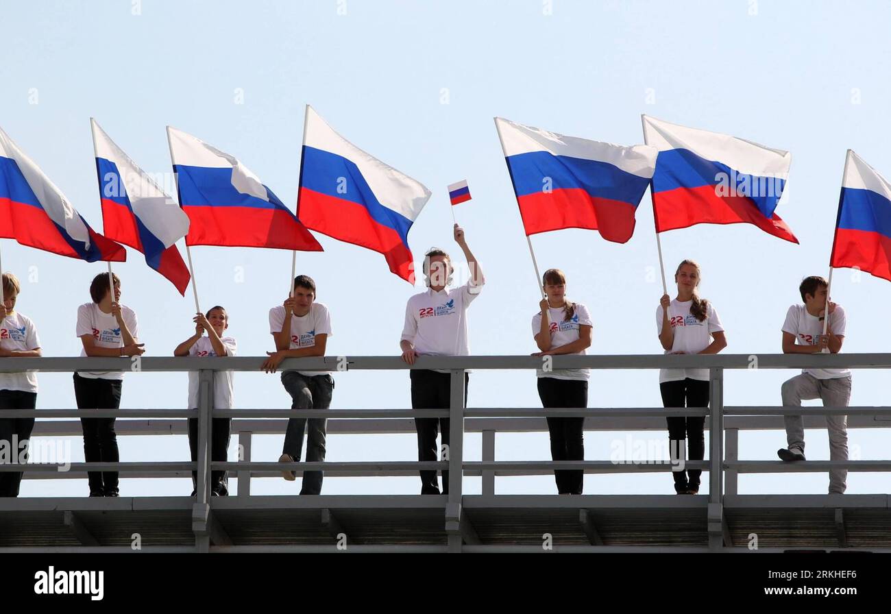 Número de archivo: 55811695 Fecha: 22.08.2011 Derechos de autor: Imago/XINHUA (110822) -- ST. PETERSBURGO, 22 de agosto de 2011 (Xinhua) -- Los jóvenes ondean banderas rusas durante las celebraciones por el Día de la Bandera de Rusia en St. Petersburgo, Rusia, 22 de agosto de 2011. Rusia celebró el lunes su Día de la Bandera Nacional, un feriado estatal que se remonta al 1991 de agosto, en el que se produjo un fallido intento de golpe de Estado en Moscú. (Xinhua/Lu Jinbo) (wjd) RUSIA-FLAG DAY-CELEBRACIONES PUBLICATIONxNOTxINxCHN Gesellschaft Militär Flagge Gedenken Putschversuch Putsch 20. Jahrestag Nationalfahne Flaggentag xjh premiumd 2011 quer Bildnummer 55811695 Fecha 22 08 2011 Foto de stock