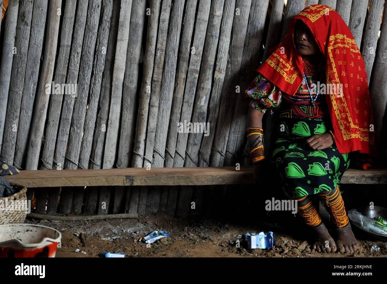 Bildnummer: 56138807 Datum: 30.09.2011 Copyright: Imago/Xinhua (111001) -- ICARTI, 1 de octubre de 2011 (Xinhua) -- Una mujer Kuna vestida con trajes tradicionales de Mola es vista en la región de Icarti, Madugandi, Panamá, el 30 de septiembre de 2011. Kuna es un grupo indígena ubicado principalmente en las zonas fronterizas de Panamá y Colombia. Habitaron en tres regiones, incluyendo Wargandi, Madugandi y Kuna Yala. Kuna tiene una población de unos 40.000 habitantes, y vive principalmente de la caza y la pesca. (Xinhua/Mauricio Valenzuela) (py) PANAMA-ICARTI-KUNA PUBLICATIONxNOTxINxCHN Gesellschaft Land Leute Indigene Ureinwohner Fra Foto de stock