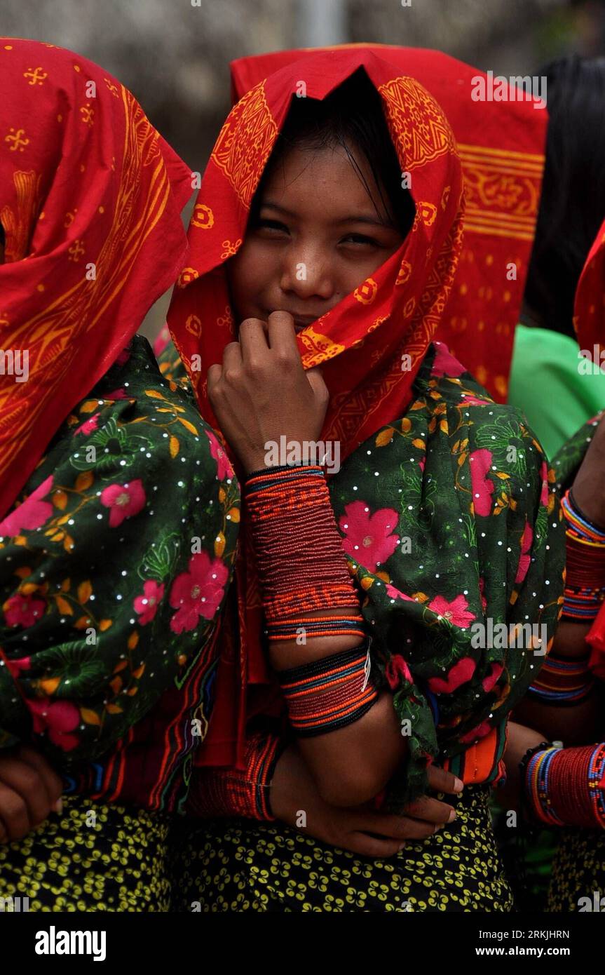 Bildnummer: 56138808 Datum: 30.09.2011 Copyright: Imago/Xinhua (111001) -- ICARTI, 1 de octubre de 2011 (Xinhua) -- Una mujer Kuna vestida con trajes tradicionales de Mola es vista en la región de Icarti, Madugandi, Panamá, el 30 de septiembre de 2011. Kuna es un grupo indígena ubicado principalmente en las zonas fronterizas de Panamá y Colombia. Habitaron en tres regiones, incluyendo Wargandi, Madugandi y Kuna Yala. Kuna tiene una población de unos 40.000 habitantes, y vive principalmente de la caza y la pesca. (Xinhua/Mauricio Valenzuela) (py) PANAMA-ICARTI-KUNA PUBLICATIONxNOTxINxCHN Gesellschaft Land Leute Indigene Ureinwohner Fra Foto de stock