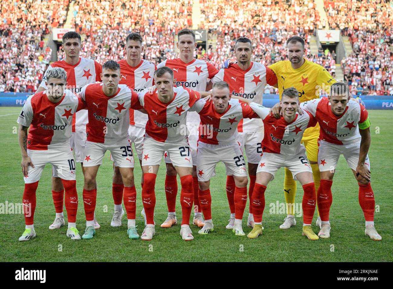 El equipo del SK Slavia Praha posa antes de la vuelta de la UEFA Europa League del partido de