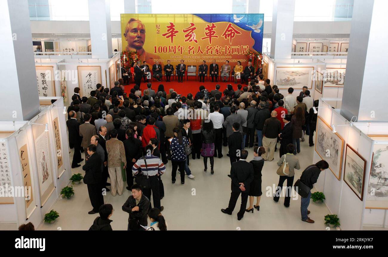 Bildnummer: 56175900 Datum: 13.10.2011 Copyright: Imago/Xinhua (111013) -- BEIJING, 13 de octubre de 2011 (Xinhua) -- Foto tomada el 13 de octubre de 2011 muestra la escena de una exposición conmemorativa en Beijing, capital de China. Una exposición de pintura y caligrafía en conmemoración del centenario de la Revolución China de 1911 se inauguró el jueves en el Monumento al Milenio de China en Beijing. La exposición exhibió más de 300 piezas de pinturas y obras de caligrafía creadas por celebridades de Hong Kong, Taiwán y el continente chino, así como chinos extranjeros de más de 20 países y regiones Foto de stock
