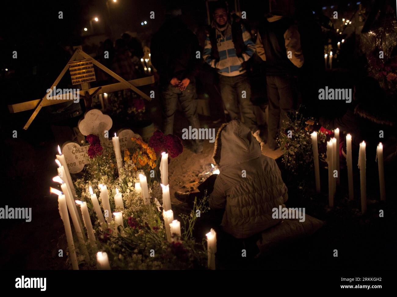 Bildnummer: 56240823 Datum: 02.11.2011 Copyright: Imago/Xinhua (111102) -- METEPEC, 2 de noviembre de 2011 (Xinhua) -- Ciudadanos asisten a la conmemoración del Día de Muertos en Metepec, México, el 2 de noviembre de 2011. Durante el Día de los Muertos que cae el 1 de noviembre y el 2 de noviembre cada año, los ciudadanos van a cementerios y decoran tumbas con flores, velas y cruces, así como tocan música toda la noche en memoria de sus seres queridos. (Xinhua/Shi Sisi) (zys) MEXICO-METEPEC-DÍA DE LOS MUERTOS PUBLICATIONxNOTxINxCHN Gesellschaft Gedenken Tag der Toten x0x xsk 2011 quer 56240823 Fecha 02 11 2011 Copyright Imago XINHUA N Foto de stock