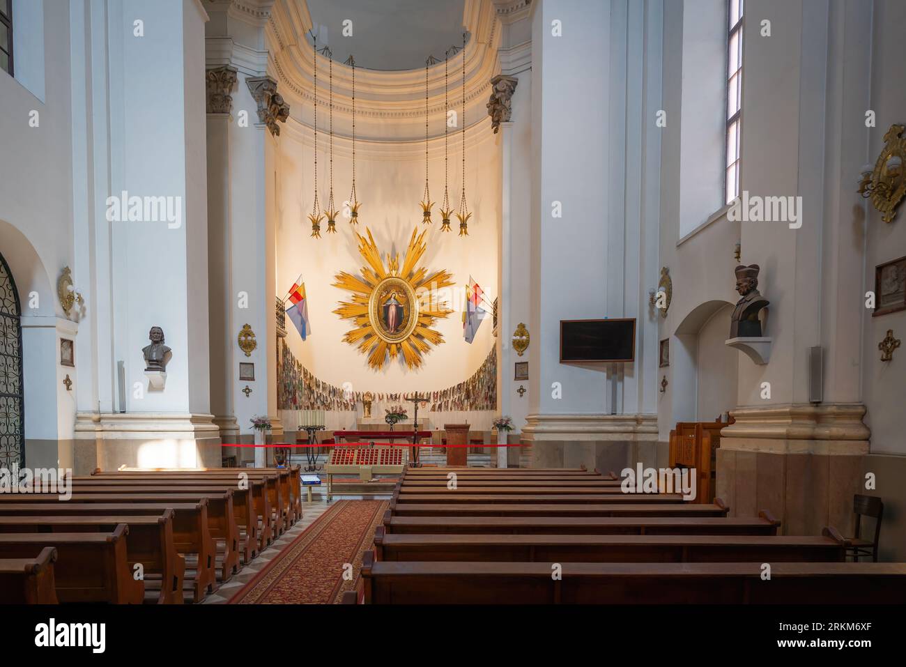 Interior de la Iglesia Jesuita - Iglesia de la Misericordiosa Madre de Dios - Varsovia, Polonia Foto de stock