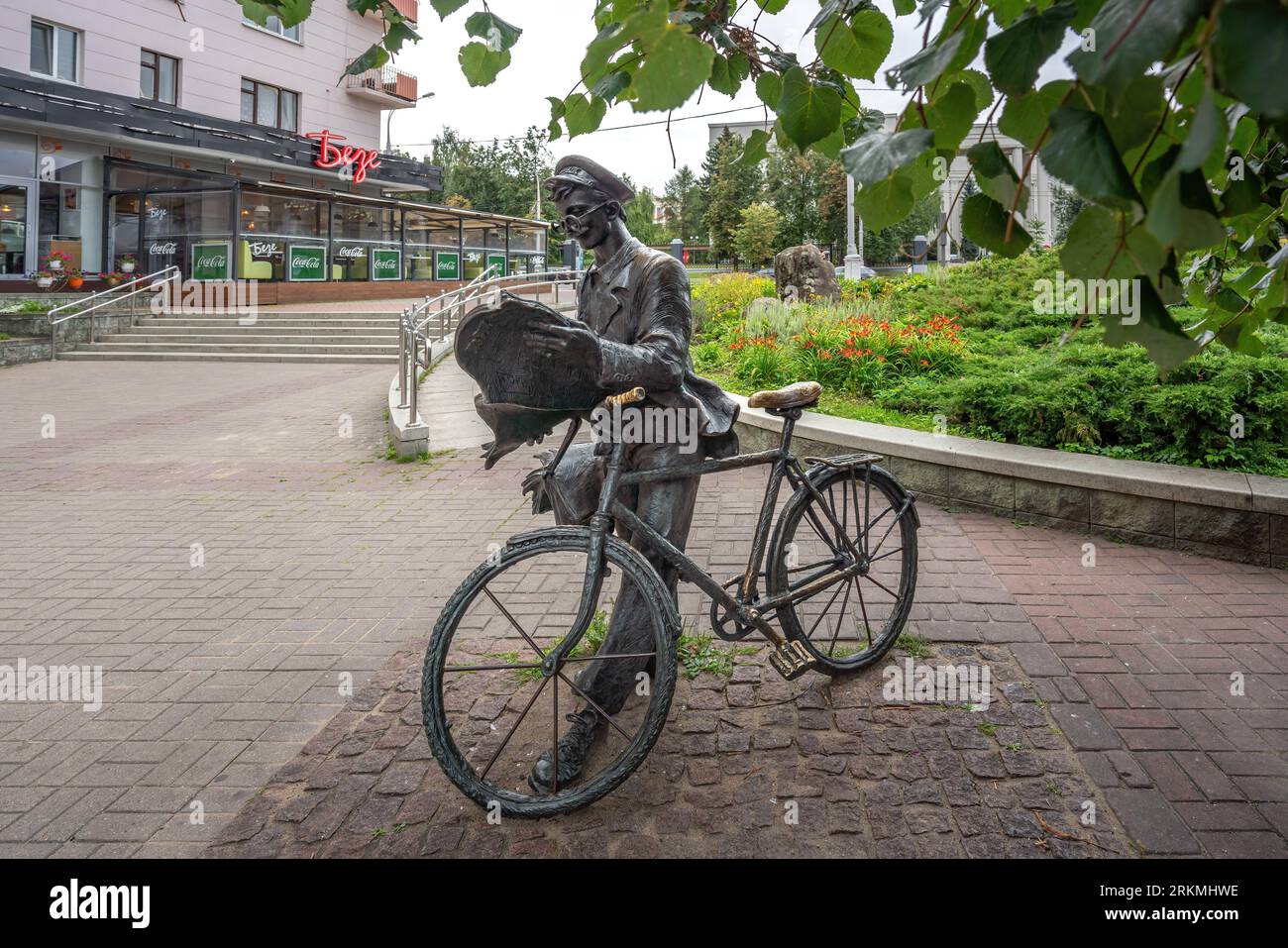 La escultura del cartero por Vladimir Zhbanov y Eugene Kolchev - Minsk, Bielorrusia Foto de stock