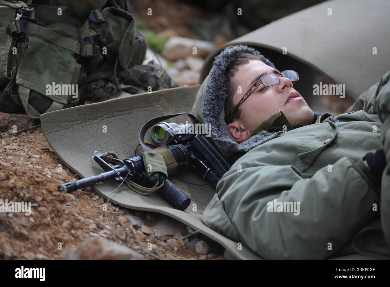 Bildnummer: 57770216 Datum: 30.03.2012 Copyright: Imago/Xinhua (120330) -- MAJDAL SHAMS, 30 de marzo de 2012 (Xinhua) -- Un soldado israelí espera en un puesto avanzado en la línea de alto el fuego sirio-israelí cerca de la aldea drusa de Majdal Shams en los Altos del Golán el 30 de marzo de 2012. Israel desplegó miles de fuerzas de seguridad adicionales el viernes, reforzar los cruces fronterizos con Líbano y Siria y cerrar los cruces con la Cisjordania ocupada para un evento de solidaridad llamado Marcha Global a Jerusalén en el Día de la Tierra para conmemorar el evento cuando seis árabes murieron en 1976 mientras protestaban contra el sei de Israel Foto de stock