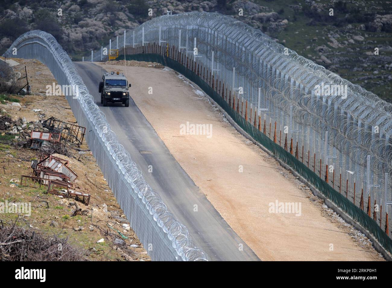 Bildnummer: 57770215 Datum: 30.03.2012 Copyright: Imago/Xinhua (120330) -- MAJDAL SHAMS, 30 de marzo de 2012 (Xinhua) -- Un vehículo militar israelí patrulla a lo largo de la línea de alto el fuego sirio-israelí cerca de la aldea drusa de Majdal Shams en los Altos del Golán el 30 de marzo de 2012. Israel desplegó miles de fuerzas de seguridad adicionales el viernes, reforzar los cruces fronterizos con Líbano y Siria y cerrar los cruces con la Cisjordania ocupada para un evento de solidaridad llamado Marcha Global a Jerusalén en el Día de la Tierra para conmemorar el evento cuando seis árabes murieron en 1976 mientras protestaban contra el sei de Israel Foto de stock