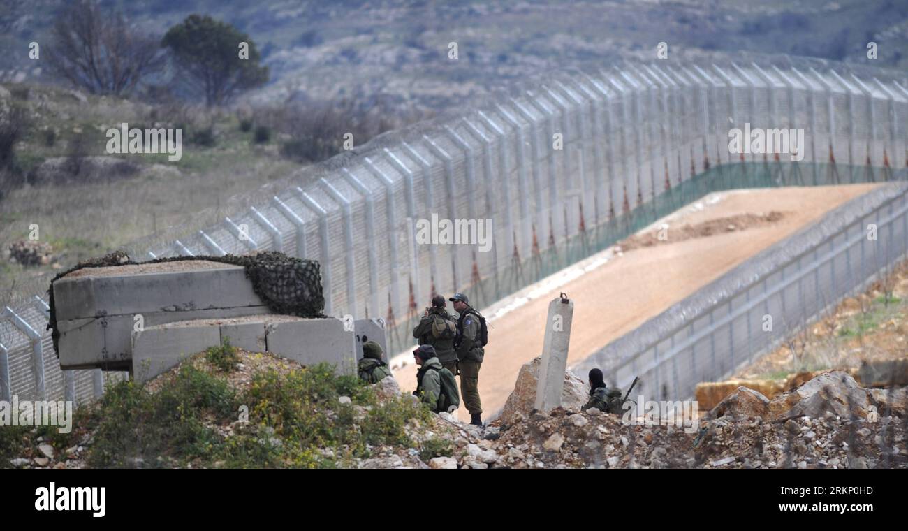Bildnummer: 57770213 Datum: 30.03.2012 Copyright: Imago/Xinhua (120330) -- MAJDAL SHAMS, 30 de marzo de 2012 (Xinhua) --Soldados israelíes están de pie en un puesto avanzado en la línea de alto el fuego sirio-israelí cerca de la aldea drusa de Majdal Shams en los Altos del Golán el 30 de marzo de 2012. Israel desplegó miles de fuerzas de seguridad adicionales el viernes, reforzar los cruces fronterizos con Líbano y Siria y cerrar los cruces con la Cisjordania ocupada para un evento de solidaridad llamado Marcha Global a Jerusalén en el Día de la Tierra para conmemorar el evento cuando seis árabes murieron en 1976 mientras protestaban contra la incautación de Israel Foto de stock