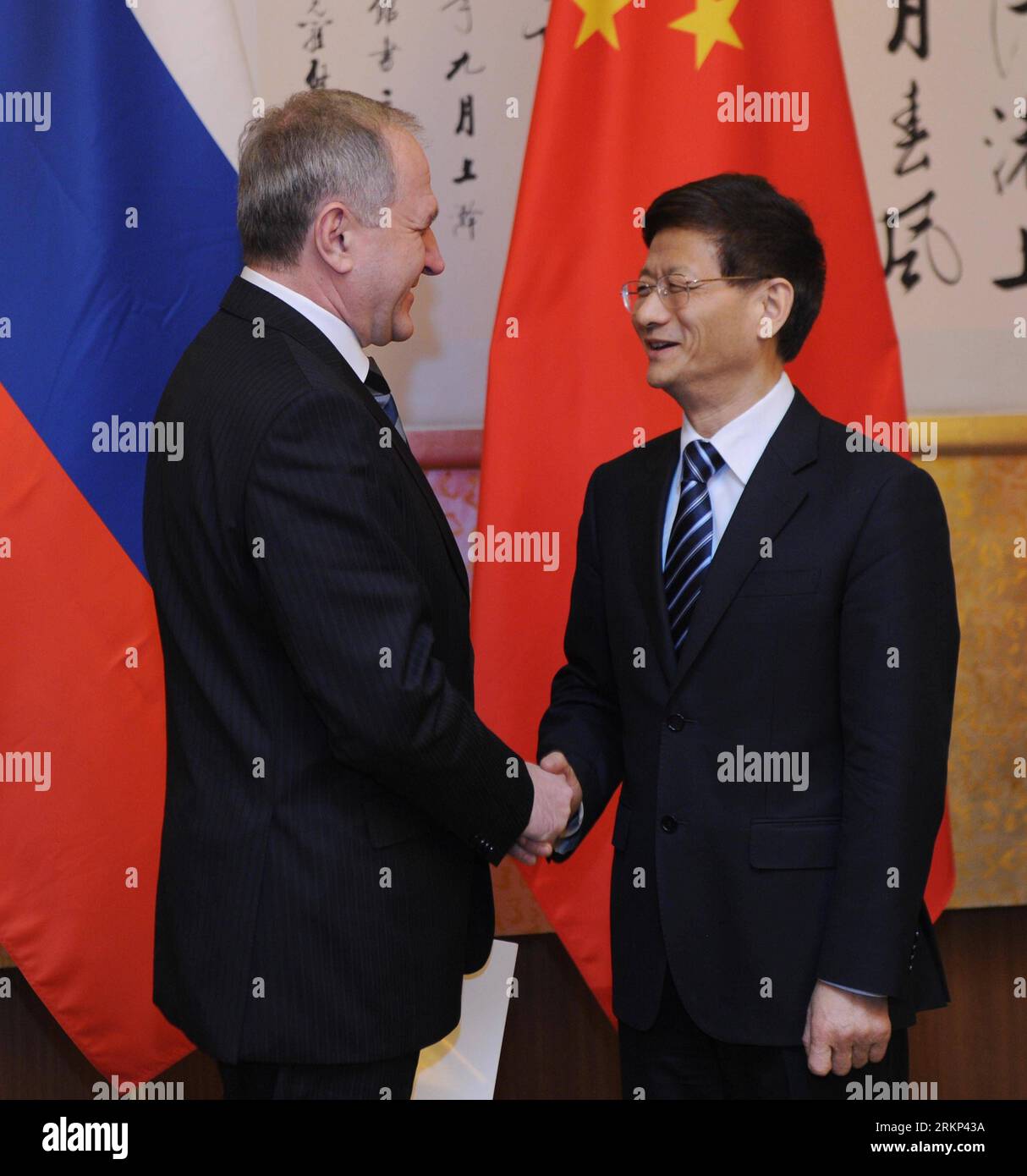 Número de archivo: 57888877 Fecha: 11.04.2012 Copyright: Imago/Xinhua (120411) -- BEIJING, April 11, 2012 (Xinhua) -- la consejera de Estado de China, Meng Jianzhu, se da la mano al primer secretario adjunto del Consejo de Seguridad de Rusia, Vladimir Ivanovich Bulavin, quien está aquí para asistir a la séptima reunión de secretarios del consejo de Seguridad de la Organización de Cooperación de Shanghái (SCO) en Beijing, capital de China, el 11 de abril de 2012. (Xinhua/Zhang Duo) (zkr) CHINA-BEIJING-MENG JIANZHU-RUSSIA-BULAVIN-MEET (CN) PUBLICATIONxNOTxINxCHN POLITIK xda x0x 2012 cuadrante 57888877 Fecha 11 04 2012 Copyright Im Foto de stock