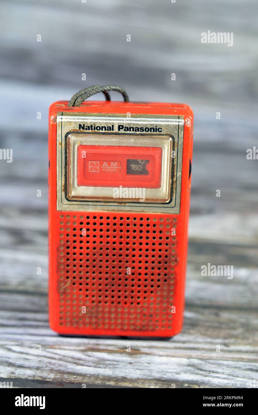 Antiguo y pequeño radio transistor en batería en el blanco Fotografía de  stock - Alamy