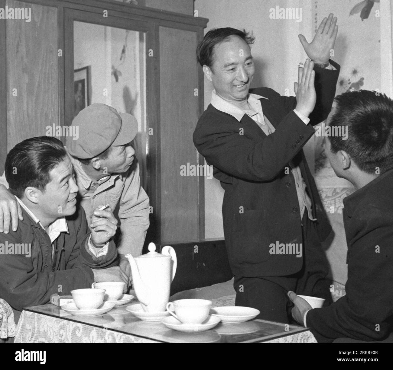 Bildnummer: 58154717 Datum: 27.06.1968 Copyright: Imago/Xinhua (120627) -- BEIJING, 27 de junio de 2012 (Xinhua) -- Foto de archivo sin fecha muestra al reconocido actor chino Chen Qiang (2º R) discutiendo las artes escénicas con otros actores. Chen Qiang falleció a la edad de 94 años en Beijing, capital de China, el 26 de junio de 2012. (Xinhua) (llp) CHINA-BEIJING-CHEN QIANG-DEATH (CN) PUBLICATIONxNOTxINxCHN Gente Kultur Película xbs x2x 1968 cuadrante !AUFNAHMEDATUM GESCHÄTZT! 58154717 Fecha 27 06 1968 Copyright Imago XINHUA Beijing Junio 27 2012 XINHUA Archivo sin fecha Foto muestra el renombrado actor chino Chen Qiang 2º r Foto de stock