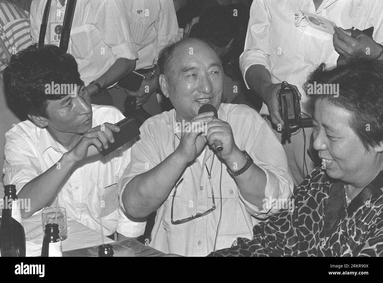 Bildnummer: 58154719 Datum: 24.08.1992 Copyright: Imago/Xinhua (120627) -- BEIJING, 27 de junio de 2012 (Xinhua) -- Foto de archivo tomada el 24 de agosto de 1992 muestra al reconocido actor chino Chen Qiang (C) hablando con audiencias y reporteros durante el Festival de Cine de Changchun en Changchun, capital de la provincia de Jilin en el noreste de China. Chen Qiang falleció a la edad de 94 años en Beijing, capital de China, el 26 de junio de 2012. (Xinhua) (llp) CHINA-BEIJING-CHEN QIANG-DEATH (CN) PUBLICATIONxNOTxINxCHN People Kultur Film xbs x2x 1992 quer 58154719 Fecha 24 08 1992 Copyright Imago XINHUA Beijing June 27 2012 XINHUA F Foto de stock