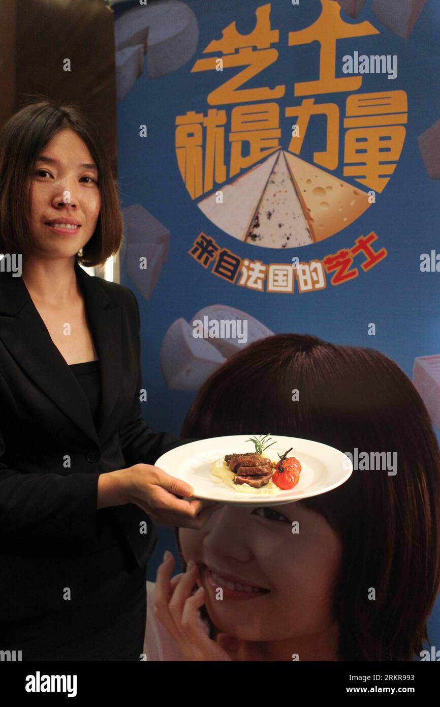 Bildnummer: 58158938 Datum: 27.06.2012 Copyright: Imago/Xinhua (120628) -- BEIJING, 28 de junio de 2012 (Xinhua) -- Un miembro del personal muestra un plato cocinado con queso francés durante una fiesta de promoción del queso francés en Beijing, capital de China, el 27 de junio de 2012. El Centro Nacional de Industrias Lácteas de Francia celebró el miércoles una fiesta de promoción del queso francés en Beijing para promover el queso francés y la cultura del queso entre los clientes chinos. (Xinhua/Zou Guangping)(llp) CHINA-BEIKING-FRANCÉS QUESO-PROMOCIÓN (CN) PUBLICATIONxNOTxINxCHN Alimentos Käse xbs x0x 2012 hoch 58158938 Fecha 27 06 2012 Derechos de autor Foto de stock