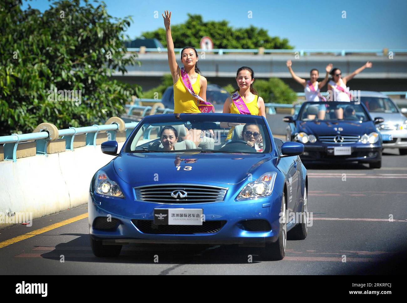 Bildnummer: 58232414 Datum: 12.07.2012 Copyright: Imago/XINHUA (120712) -- HAIKOU, 12 de julio de 2012 (Xinhua) -- Modelos de automóviles en vehículos de lujo asisten a un desfile para la 2012 Exposición Internacional de Automoción de China Hainan en Haikou, capital de la provincia de Hainan del sur de China, 12 de julio de 2012. En total, 50 modelos de automóviles con 25 roadsters superiores se vieron en las calles principales de Haikou para promover la exposición que se inaugurará el 13 de julio. (Xinhua / Guo Cheng) (mp) CHINA-HAINAN-INTERNATIONAL AUTOMOTION EXPOSITION (CN) PUBLICATIONxNOTxINxCHN Wirtschaft Autoindustrie Automesse Auto Parade Korso Autokorso premium Foto de stock