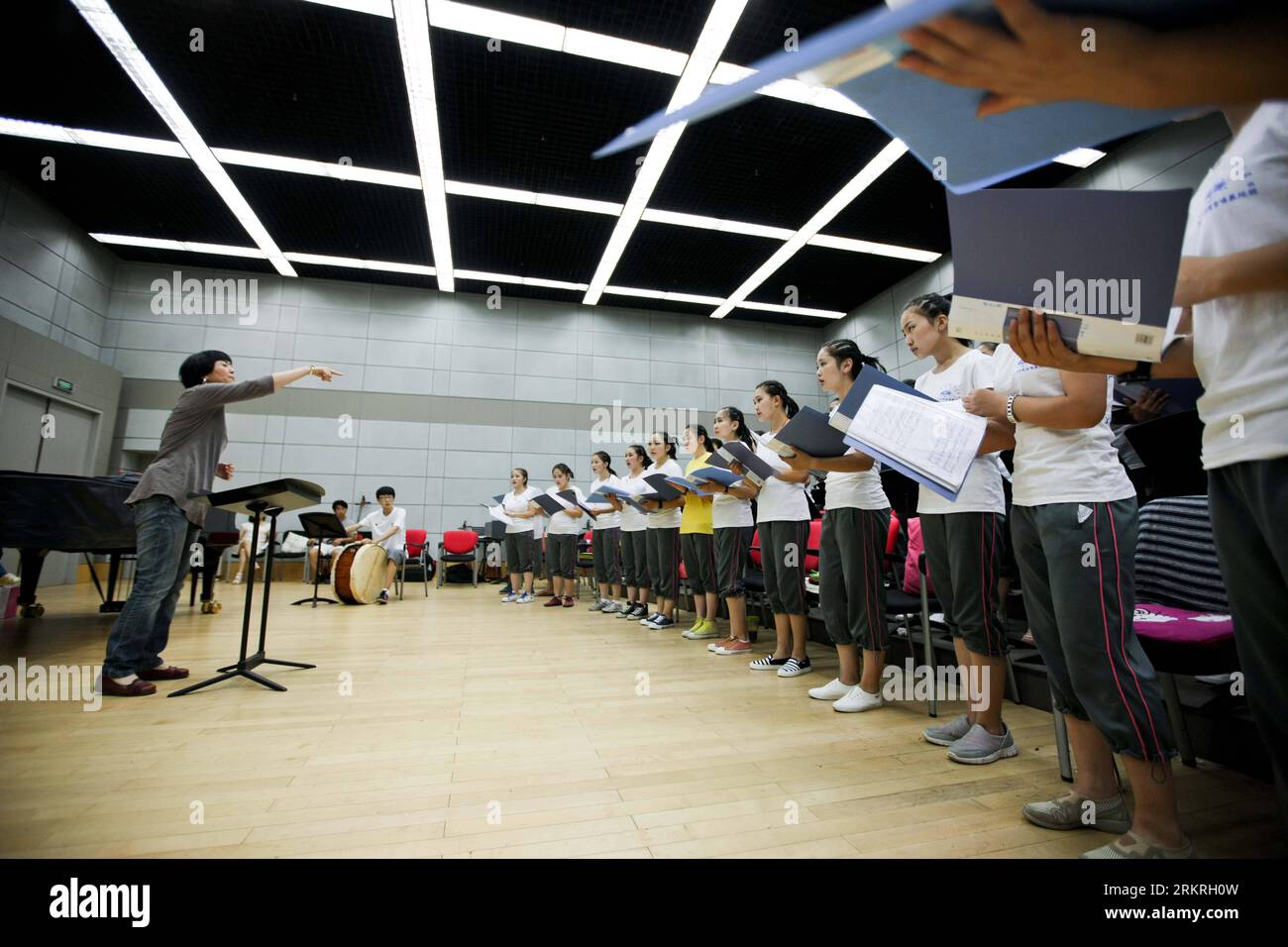 Bildnummer: 58245905 Datum: 15.07.2012 Copyright: Imago/Xinhua (120715) -- BEIJING, 15 de julio de 2012 (Xinhua) -- El director Yalungerile instruye a los miembros del Coro de la Juventud de Mongolia Interior durante un ensayo en Beijing, capital de China, el 15 de julio de 2012. Dirigidos por el director Yalungerile, los miembros del Coro de la Juventud de Mongolia Interior dieron una presentación en el Centro Nacional de Arte Escénico en Beijing, llevando canciones de grupo étnico mongol a la audiencia. Los miembros del coro son todos hijos de pastores que viven en la Región Autónoma de Mongolia Interior del norte de China. (Xinhua/Zheng Huansong) CHINA-PEKÍN- Foto de stock