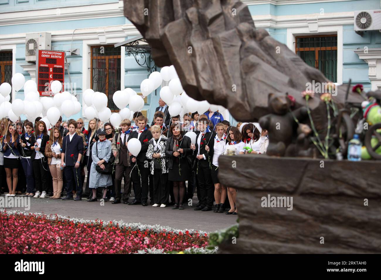 Bildnummer: 58424111 Datum: 03.09.2012 Copyright: Imago/Xinhua (120903) -- MOSCÚ, 3 de septiembre de 2012 (Xinhua) -- al lado de un monumento a las víctimas del ataque terrorista de Beslán, durante una conmemoración en Moscú, Rusia, el 3 de septiembre de 2012. El 1 de septiembre de 2004, los separatistas chechenos llevaron a más de 1.000 maestros, padres y niños al gimnasio de la Escuela Nº 1 de Beslan. El gimnasio estaba equipado con explosivos y un total de 334 rehenes, incluidos 186 niños, perdieron la vida cuando el asedio llegó a su sangrienta conclusión tres días después. (XINHUA) RUSIA-MOSCÚ-BESLÁN-TERRORISMO-CONMEMORACIÓN PUBLICATI Foto de stock