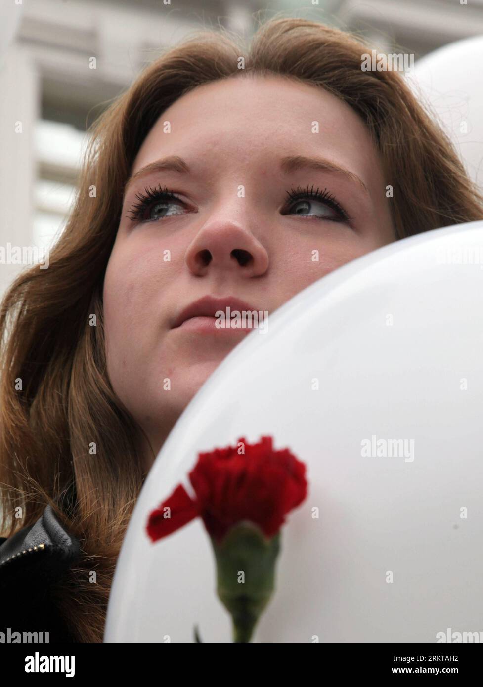 Bildnummer: 58424114 Datum: 03.09.2012 Copyright: Imago/Xinhua (120903) -- MOSCÚ, 3 de septiembre de 2012 (Xinhua) -- Una niña se encuentra junto a un monumento a las víctimas del ataque terrorista de Beslán, durante una conmemoración en Moscú, Rusia, el 3 de septiembre de 2012. El 1 de septiembre de 2004, los separatistas chechenos llevaron a más de 1.000 maestros, padres y niños al gimnasio de la Escuela Nº 1 de Beslan. El gimnasio estaba equipado con explosivos y un total de 334 rehenes, incluidos 186 niños, perdieron la vida cuando el asedio llegó a su sangrienta conclusión tres días después. (XINHUA) RUSIA-MOSCÚ-BESLÁN-TERRORISMO-CONMEMORACIÓN P Foto de stock