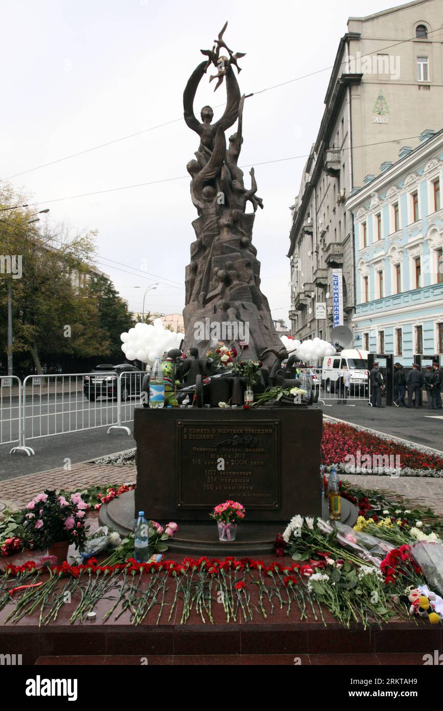 Bildnummer: 58424113 Datum: 03.09.2012 Copyright: Imago/Xinhua (120903) -- MOSCÚ, 3 de septiembre de 2012 (Xinhua) -- Las flores se colocan alrededor de un monumento a las víctimas del ataque terrorista de Beslán, durante una conmemoración en Moscú, Rusia, el 3 de septiembre de 2012. El 1 de septiembre de 2004, los separatistas chechenos llevaron a más de 1.000 maestros, padres y niños al gimnasio de la Escuela Nº 1 de Beslan. El gimnasio estaba equipado con explosivos y un total de 334 rehenes, incluidos 186 niños, perdieron la vida cuando el asedio llegó a su sangrienta conclusión tres días después. (XINHUA) RUSIA-MOSCÚ-BESLAN-TERRORISMO-COMMEMORAT Foto de stock