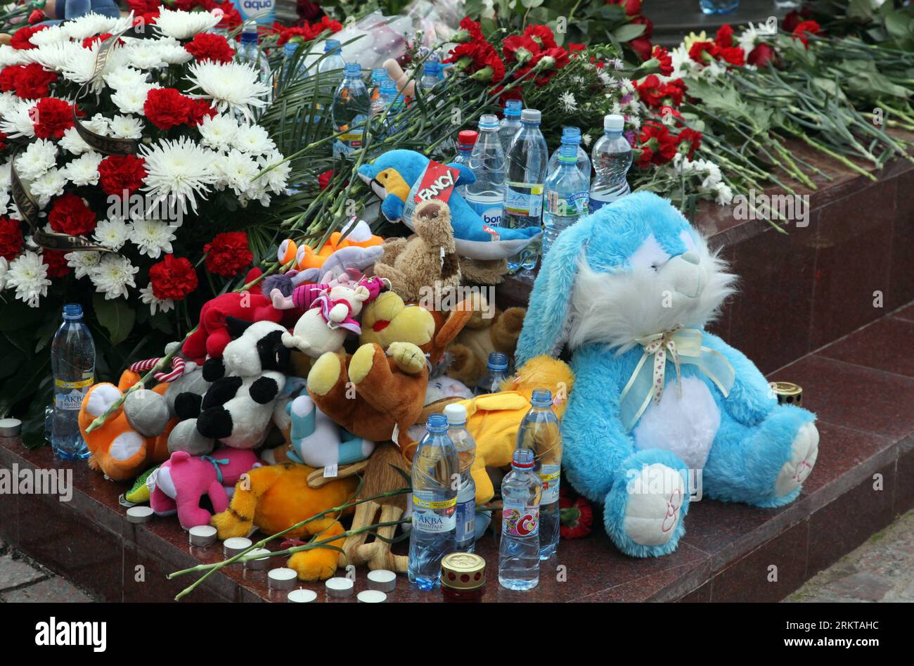Bildnummer: 58424115 Datum: 03.09.2012 Copyright: Imago/Xinhua (120903) -- MOSCÚ, 3 de septiembre de 2012 (Xinhua) -- Flores y juguetes se colocan alrededor de un monumento a las víctimas del ataque terrorista de Beslán, durante una conmemoración en Moscú, Rusia, el 3 de septiembre de 2012. El 1 de septiembre de 2004, los separatistas chechenos llevaron a más de 1.000 maestros, padres y niños al gimnasio de la Escuela Nº 1 de Beslan. El gimnasio estaba equipado con explosivos y un total de 334 rehenes, incluidos 186 niños, perdieron la vida cuando el asedio llegó a su sangrienta conclusión tres días después. (XINHUA) RUSIA-MOSCÚ-BESLÁN-TERRORISMO-C. Foto de stock