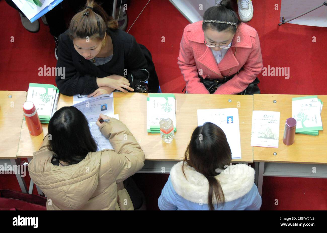Bildnummer: 58630773 Datum: 25.10.2012 Copyright: Imago/Xinhua (121025) -- HARBIN, 25 de octubre de 2012 (Xinhua) -- Los graduados universitarios son entrevistados durante una feria de trabajo en el gimnasio de la Universidad de Ciencia y Tecnología de Harbin en Harbin, capital de la provincia de Heilongjiang, al noreste de China, el 25 de octubre de 2012. Alrededor de 190 empresas proporcionaron más de 1.000 vacanicias en la feria de empleo el jueves. (Xinhua/Wang Kai) (hy) CHINA-HEILONGJIANG-HARBIN-COLLEGE GRADUATE-JOB FAIR (CN) PUBLICATIONxNOTxINxCHN Gesellschaft Wirtschaft Messe Ausbildung Arbeit Jobmesse Arbeitsplätze Beruf x0x xdd 2012 quer 58630773 D Foto de stock