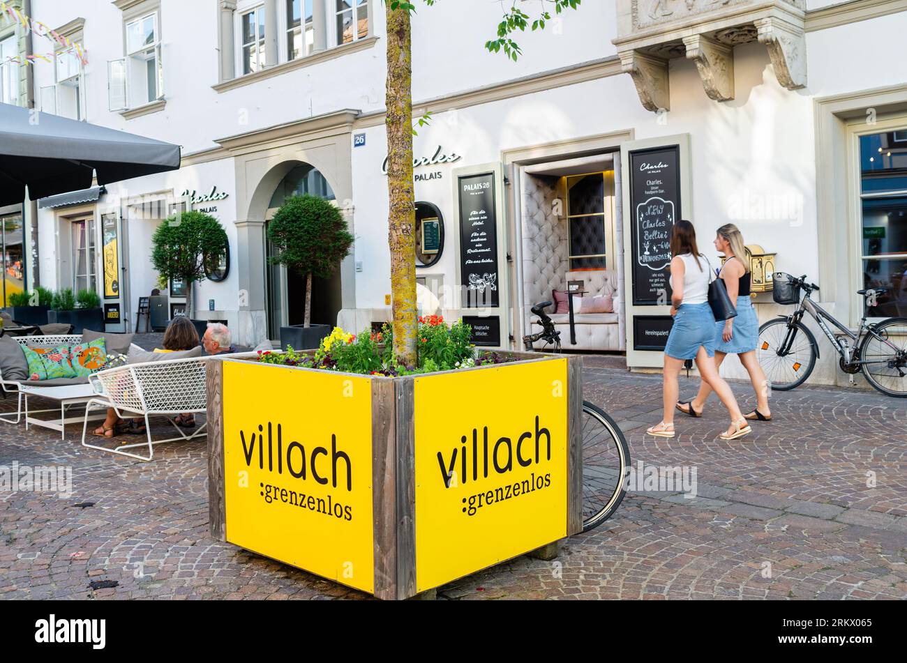 Villach, Austria - 12 de julio de 2023: Campaña promocional de la ciudad de Villach en Austria, con la que se pretende enfatizar la calidad de vida, eco Foto de stock