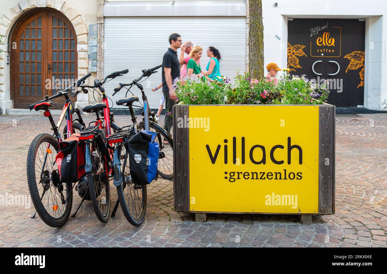 Villach, Austria - 12 de julio de 2023: Campaña promocional de la ciudad de Villach en Austria, con la que se pretende enfatizar la calidad de vida, eco Foto de stock