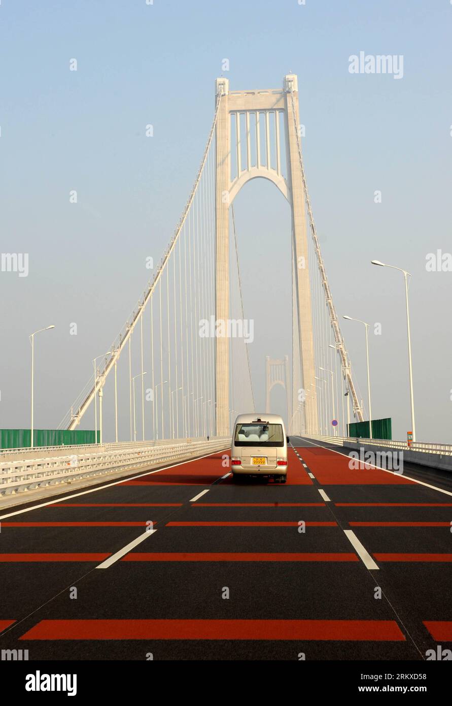 Bildnummer: 58948591 Datum: 24.12.2012 Derechos de autor: Imago/Xinhua Un vehículo corre en el puente del río No.4 Nanjing Yangtze en Nanjing, capital de la provincia de Jiangsu del este de China, 24 de diciembre de 2012. El puente se abrió al tráfico el lunes. El puente colgante de 28,966 kilómetros de largo, apoyado por dos torres y tres vanos, tiene un vano principal de 1.418 metros de largo, el más largo entre los puentes del mismo tipo en China y el tercero más largo del mundo. (Xinhua/Sun Can) (zz) CHINA-NANJING-NO.4 YANGTZE RIVER BRIDGE-OPEN (CN) PUBLICATIONxNOTxINxCHN Gesellschaft Verkehr Straßenverkehr Brücke Straße x0x xrj 2012 hoch Foto de stock