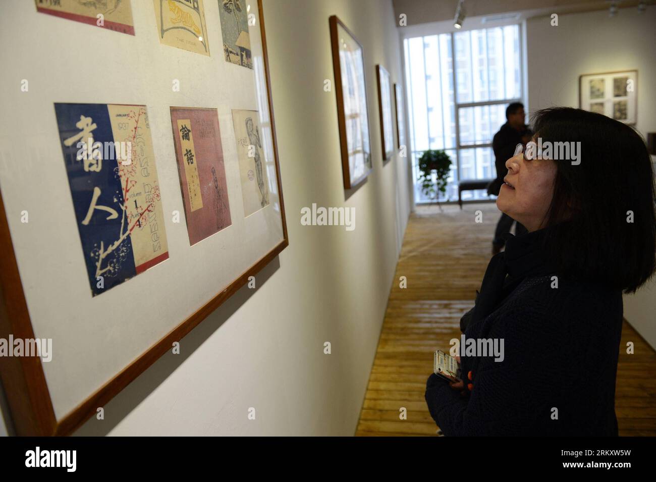 Bildnummer: 59092920 Datum: 16.01.2013 Copyright: Imago/Xinhua (130116) -- XI AN, 16 de enero de 2013 (Xinhua) -- Un visitante observa libros antiguos en una exposición de libros y revistas publicadas durante el período de la República de China (1912-1949) en Xi An, capital de la provincia de Shaanxi, al noroeste de China, 16 de enero de 2013. La exposición mostró más de 300 libros y magzines recogidos por el coleccionista Gao Xiaolong y Nan Zhaoxu. (Xinhua/Li Yibo) (zkr) CHINA-XI AN-OLD LIBRO EXPOSICIÓN(CN) PUBLICATIONxNOTxINxCHN Kultur Ausstellung Buch Buchausstellung Medien Mediengeschichte Literaturgeschichte x0x xdd 2013 quer Foto de stock