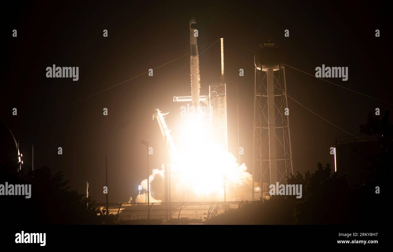 Cabo Cañaveral, Estados Unidos de América. 26 de agosto de 2023. El cohete SpaceX Falcon 9 que transporta la cápsula Crew Dragon despega desde el Complejo de Lanzamiento en el Centro Espacial Kennedy, el 26 de agosto de 2023 en Cabo Cañaveral, Florida. Miembros de la tripulación 7: El astronauta de la NASA Jasmin Moghbeli, el astronauta de la ESA Andreas Mogensen, el astronauta de la JAXA Satoshi Furukawa y el cosmonauta de Roscosmos Konstantin Borisov partieron para una rotación en la Estación Espacial Internacional. Crédito: Joel Kowsky/NASA/Alamy Live News Foto de stock
