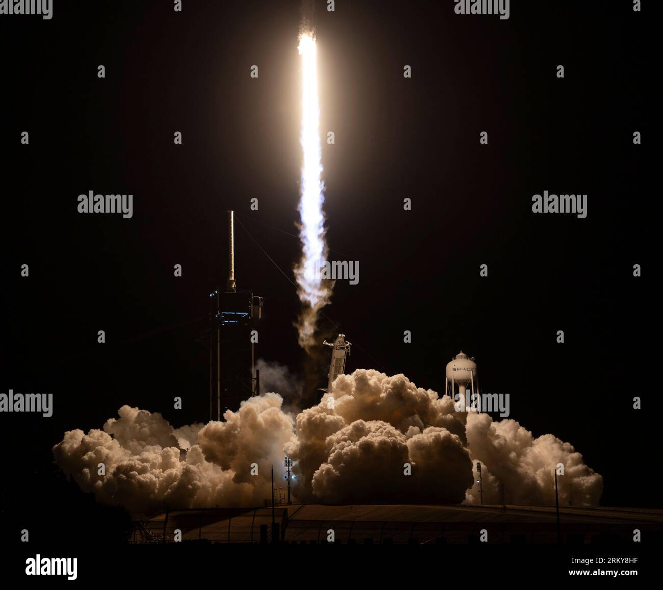 Cabo Cañaveral, Estados Unidos de América. 26 de agosto de 2023. El cohete SpaceX Falcon 9 que transporta la cápsula Crew Dragon despega desde el Complejo de Lanzamiento en el Centro Espacial Kennedy, el 26 de agosto de 2023 en Cabo Cañaveral, Florida. Miembros de la tripulación 7: El astronauta de la NASA Jasmin Moghbeli, el astronauta de la ESA Andreas Mogensen, el astronauta de la JAXA Satoshi Furukawa y el cosmonauta de Roscosmos Konstantin Borisov partieron para una rotación en la Estación Espacial Internacional. Crédito: Joel Kowsky/NASA/Alamy Live News Foto de stock