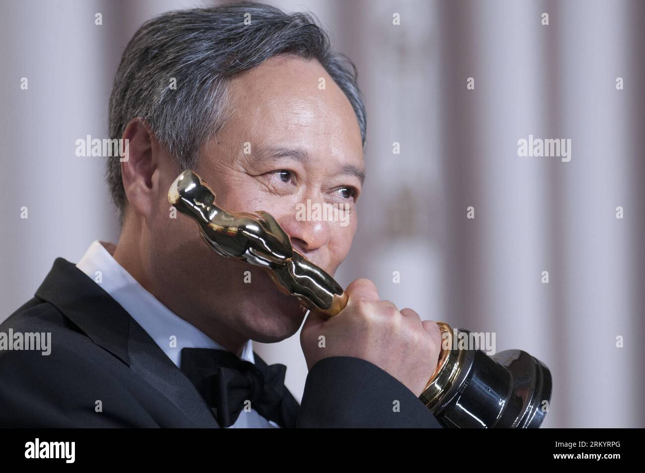 Ang Lee, director de LOS ÁNGELES, besa su Oscar por Logros en la Dirección por la Vida de Pi en los 85º Premios de la Academia en Hollywood, California, el 24 de febrero de 2013. Xinhua/Yang Lei yy US-HOLLYWOOD-OSCAR-ACADEMY AWARDS PUBLICATIONxNOTxINxCHN Foto de stock