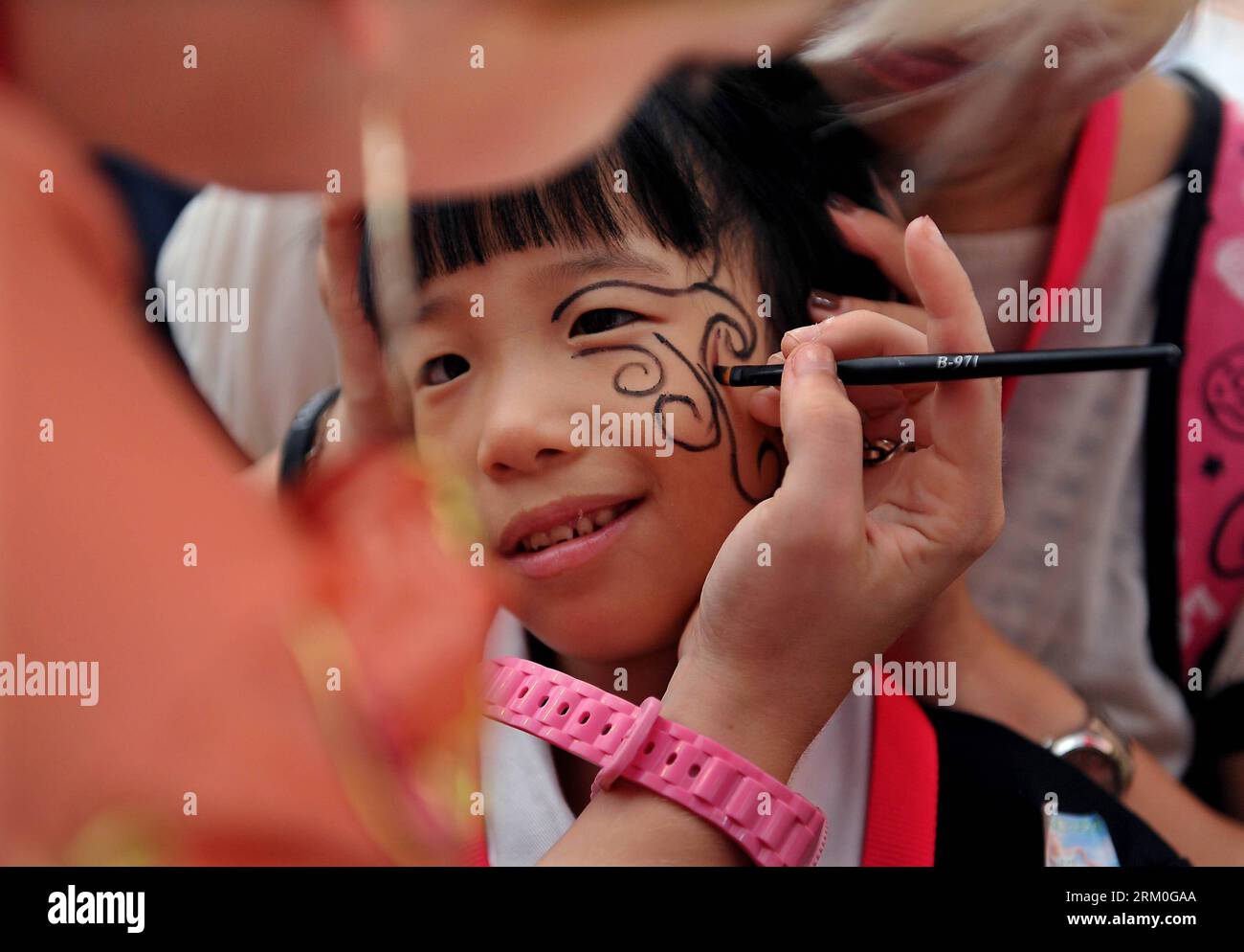 Bildnummer: 59414905 Datum: 23.03.2013 Copyright: Imago/Xinhua (130323) -- HONG KONG, 23 de marzo de 2013 (Xinhua) -- Un voluntario dibuja en la cara de un niño durante el evento de caridad Misión Posible en Hong Kong, 23 de marzo de 2013. Mission Possible , una iniciativa benéfica lanzada por la Fundación Peter Bennett y la Unión de Fútbol de Rugby de Hong Kong, ha recibido un amplio apoyo de las estrellas, corporaciones y grupos sociales de Rugby 7º, etc. Todas las ganancias se destinarán directamente a apoyar a cuatro organizaciones benéficas de Hong Kong. (Xinhua/Chen Xiaowei) CHINA-HONG KONG-RUGBY-MISIÓN POSIBLE-CARIDAD PUBLICATIONxNOTxINxCHN Gesellschaft Foto de stock