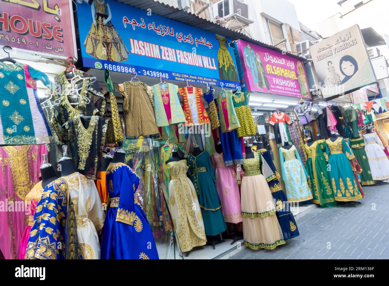 Ropa de mujer colorida vendida en Manama Bahrein. Vestidos de mujer en exhibición en la tienda en Manama Bahrein Foto de stock
