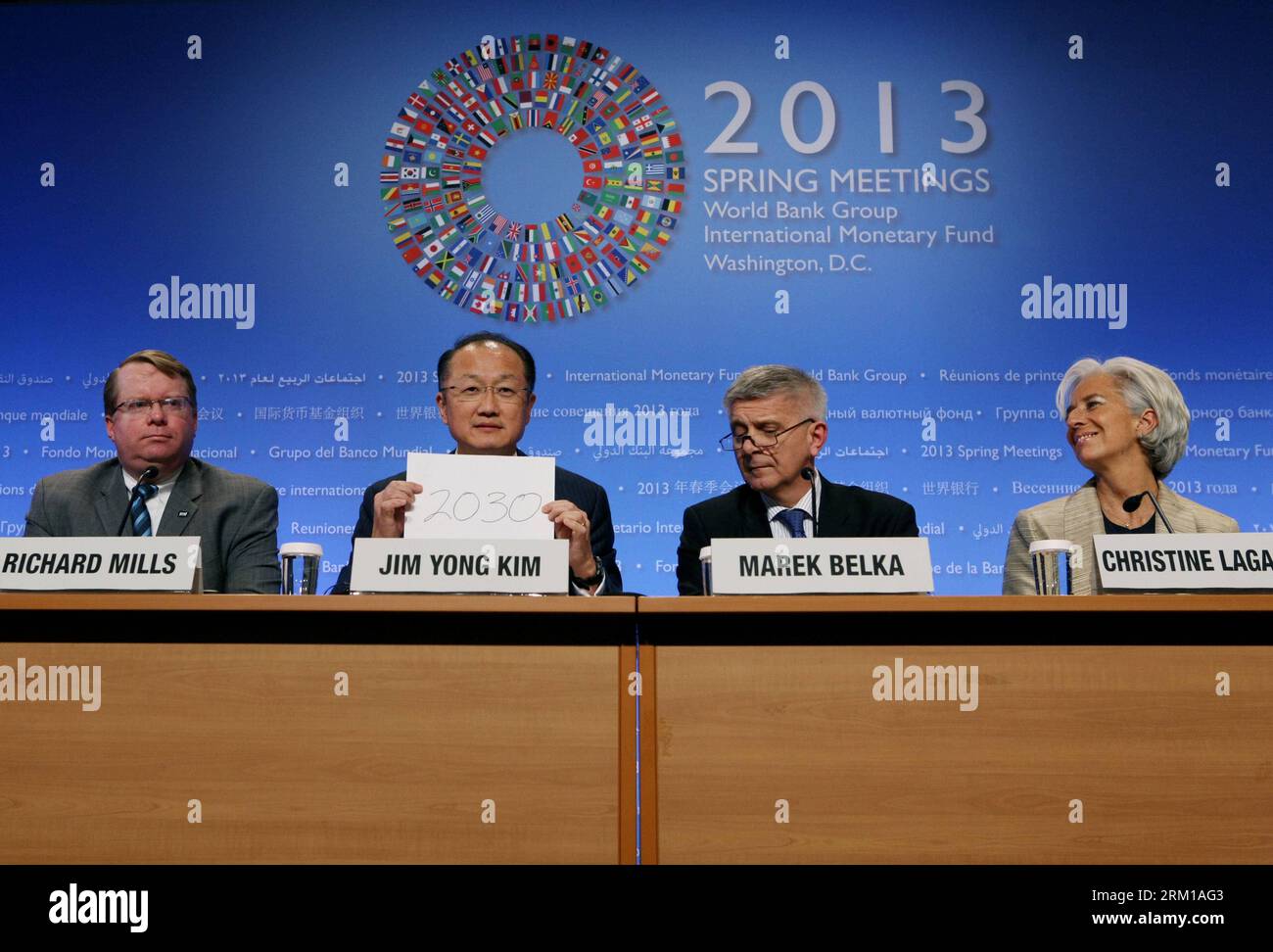 Bildnummer: 59545317 Datum: 20.04.2013 Copyright: Imago/Xinhua El Presidente del Banco Mundial Jim Yong Kim (2º L) muestra un cartel de 2030 durante la rueda de prensa del Comité de Desarrollo celebrada con la Directora Gerente del FMI, Christine Lagarde (1º R) y el Presidente del Comité de Desarrollo, Marek Belka (2º R), en la sede del FMI, el 20 de abril de 2015. 2013 en Washington, D.C. durante las reuniones de primavera del FMI y el Banco Mundial. (Xinhua/Fang Zhe) (axy) EE.UU.-WASHINGTON-FMI-BANCO MUNDIAL-SPRING REUNIÓN PUBLICATIONxNOTxINxCHN POLITIK Wirtschaft xsp x0x 2013 quer 59545317 Fecha 20 04 2013 Copyright Imago XINHUA World B Foto de stock