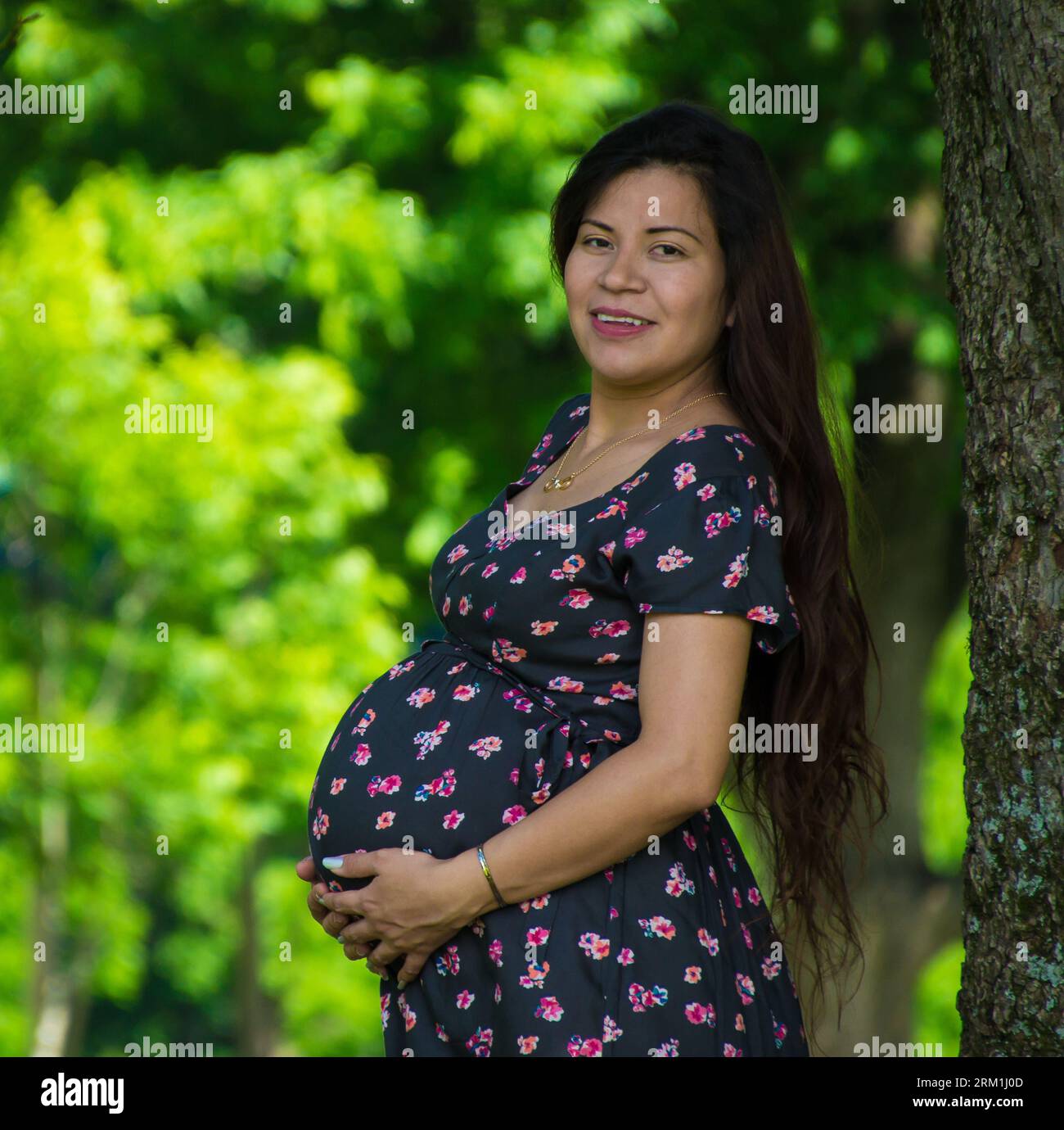 Tendencias de moda para mujeres embarazadas. moderna mujer embarazada en  azul y beige y vestimenta cómoda hat Fotografía de stock - Alamy