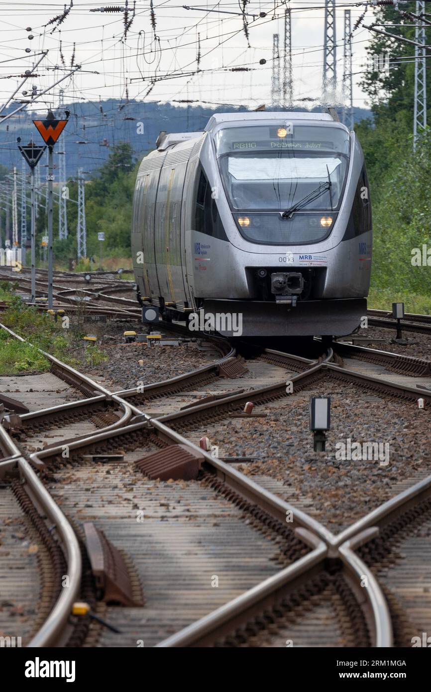 25 de agosto de 2023, Sajonia, Döbeln: Un tren del Mitteldeutsche Regiobahn (MRB) recorre una pista en dirección a Döbeln. Foto: Daniel Schäfer/dpa Foto de stock