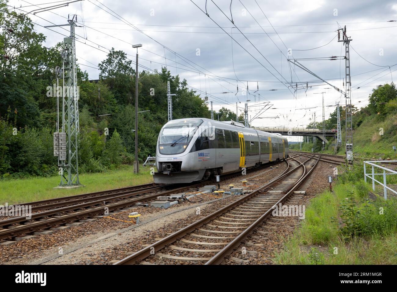 25 de agosto de 2023, Sajonia, Döbeln: Un tren del Mitteldeutsche Regiobahn (MRB) recorre una pista en dirección a Döbeln. Foto: Daniel Schäfer/dpa Foto de stock