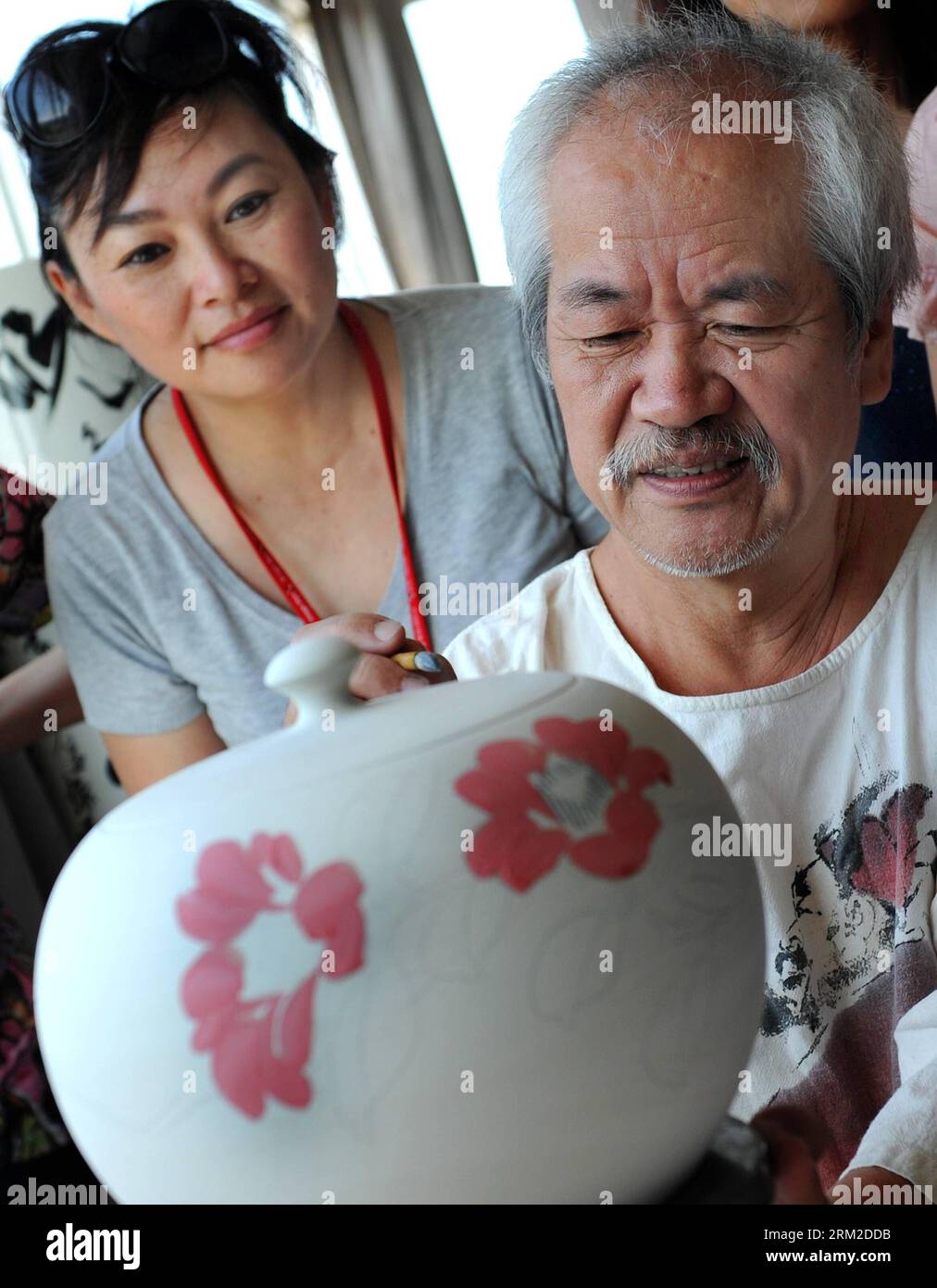 Bildnummer: 59792616 Datum: 08.06.2013 Copyright: Imago/Xinhua (130608) -- TAIPEI, 8 de junio de 2013 (Xinhua) -- Un visitante aprende la técnica de la pintura del artista taiwanés Chen Shi Hou (R) en la ciudad de Yingge de la ciudad de Xinbei en el sureste de China s Taiwán, 8 de junio de 2013. Más de 100 artistas han establecido talleres en Yingge, que es famoso por la producción de cerámica, proporcionando oportunidades para que los visitantes experimenten el proceso de fabricación de porcelanas. (Xinhua/Tao Ming) (mp) CHINA-TAIWAN-YINGGE-CERÁMICA (CN) PUBLICATIONxNOTxINxCHN Kultur x0x xsk 2013 hoch 59792616 Fecha 08 06 2013 Copyright Imago XINHUA Tai Foto de stock